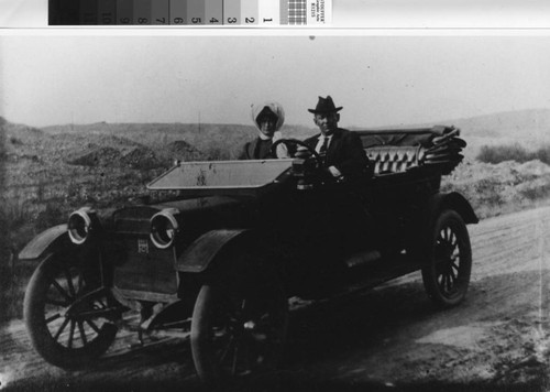 Photograph of Adelbert and Helen Schellenger in their automobile in Meridian (Calif.)