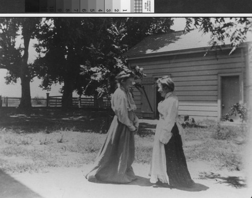 Photograph of Margaret and Winnie Summy in ca. 1900's