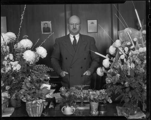 Santa Monica City Hall dedication, Mayor Edmond S. Gillette and flowers, Santa Monica, 1939