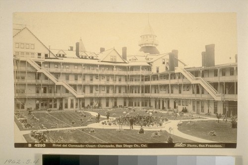 Hotel del Coronado - Court - Coronado, San Diego Co[unty], Cal[ifornia]