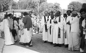 West Bengal, Nordindien. Procession ved indvielsen af Narainpur Kirke, 1971. (Midt i billedet ses biskop Munshi M. Tudu og pastor Svend Aage Kampp