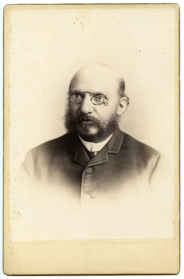 Cabinet card of man wearing glasses