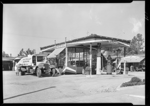 Mac Millan Oil truck at service station, 411 South Fair Oaks Avenue, Pasadena, CA, 1929