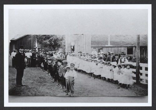 D.T. Uchida's departure for U.S. Hawaii school children sending him off. 1906?