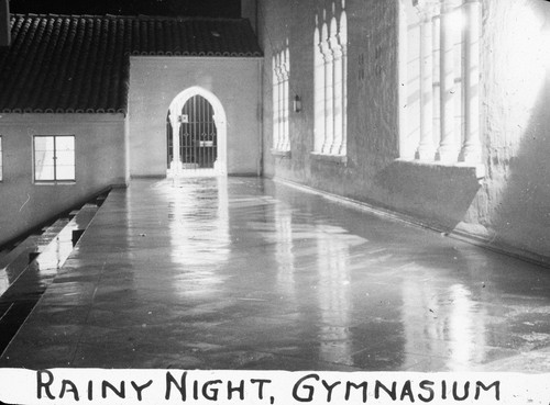 Rainy night - gymnasium / Lee Passmore