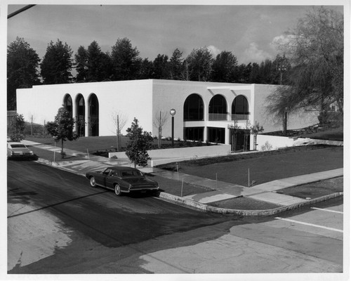 Upland Photograph Public Services; Upland Public Library southeast corner of recently completed new library / Bob Baumann