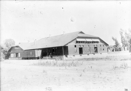 Upland Photograph Agriculture--Citrus; Mt. View Orange & Lemon Growers packing house / Edna Swan