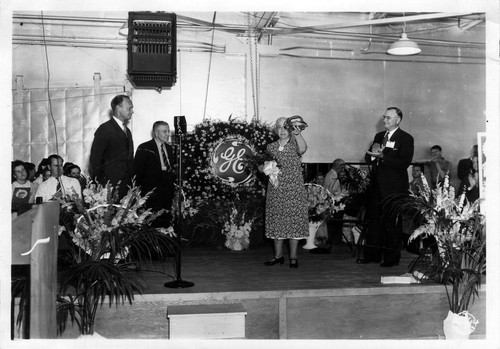 Upland Photograph Events; General Electric Awards Banquet: Mrs. Winters receiving an electric iron / Frasher's Inc