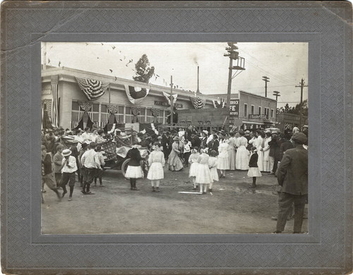 Upland Photograph Events; Fourth of July Parade: crowd at 2nd Avenue and Ninth Street, Upland, CA