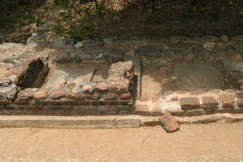 Kaludiya Pokuna (Black Water Pool): Urinals