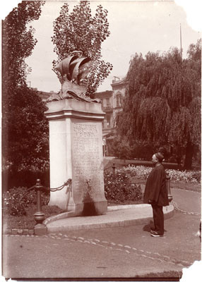[Unidentified man looking at Robert Louis Stevenson monument in Portsmouth Square]