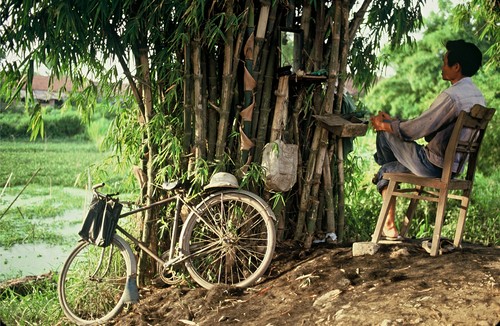 Roadside barber, Vinh Phuc Province