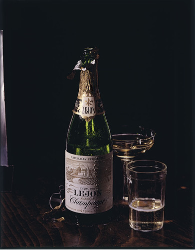 A bottle of Lejon Champagne with two glasses