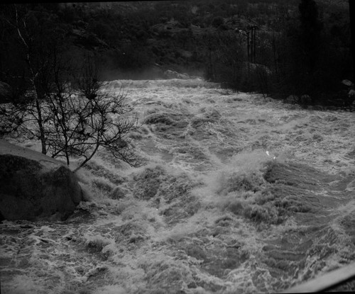 Hank Jones, Middle Fork Kaweah River below Ash Mountain, Floods and Storm Damage, High water at Edison Company bridge. 800113