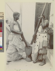 Milling corn, Zanzibar, ca.1908-1912