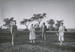 A walk on the island after having tea : Queen Elizabeth, two Europeans who accompanied her and Lozi Litunga Mwanawina III