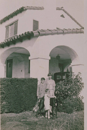 Children in front of the house at 920 Iliff Street in Pacific Palisades, Calif