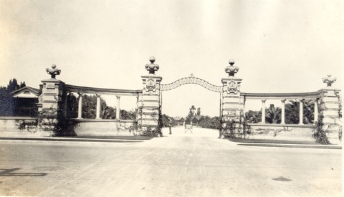 Berkeley Square, Los Angeles, A community