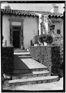 Entrance to an adobe house near the Hotel Raymond in Pasadena, July 1934