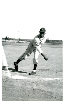 Oakland Larks player Johnny Allen throwing