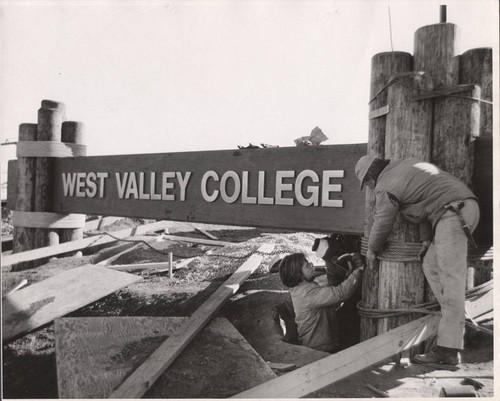 College sign construction, Saratoga campus