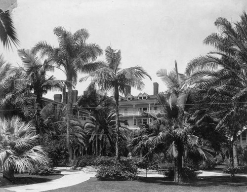 Hotel del Coronado courtyard, circa 1909