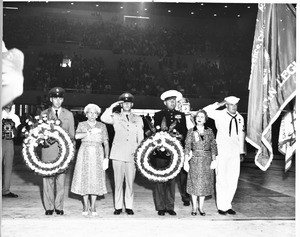 Women and soldiers standing at the Los Angeles Memorial Sports Arena with wreaths, 1959