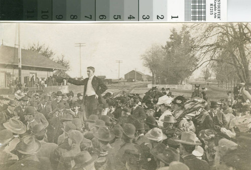 An unidentified man promotes the benefits of buying land near Turlock, California, circa 1907