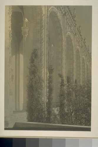 H431. [Colonnade, Court of Abundance (Louis Christian Mullgardt, architect).]