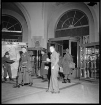 [US soldiers (101st Airborne) on leave in Nice, in the United States Riviera Rest Area (USRRA).] [Misidentified in logbooks as part of: Ordonnance Reims series.]