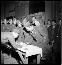 [US soldiers (101st Airborne) on leave in Nice, in the United States Riviera Rest Area (USRRA).] [Misidentified in logbooks as part of: Ordonnance Reims series.]