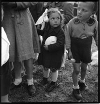 [Paques (Easter): children]