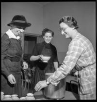 Cantine scolaire [School cafeteria. Women serving food]