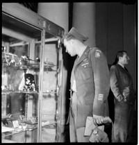[US soldiers (101st Airborne) on leave in Nice, in the United States Riviera Rest Area (USRRA).] [Misidentified in logbooks as part of: Ordonnance Reims series.]