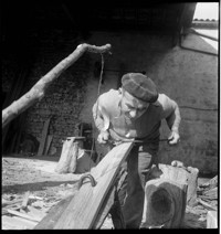 [Cognac: "tonnelier" / cooper making barrels]