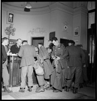 [US soldiers (101st Airborne) on leave in Nice, in the United States Riviera Rest Area (USRRA).] [Misidentified in logbooks as part of: Ordonnance Reims series.]