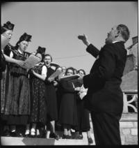 Choeur. Leader-peasants [Alsatian choir. Comite Americain de Secours Civil. Bellac, France]