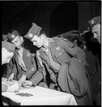 [US soldiers (101st Airborne) on leave in Nice, in the United States Riviera Rest Area (USRRA).] [Misidentified in logbooks as part of: Ordonnance Reims series.]