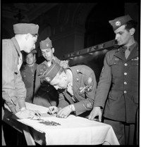 [US soldiers (101st Airborne) on leave in Nice, in the United States Riviera Rest Area (USRRA).] [Misidentified in logbooks as part of: Ordonnance Reims series.]