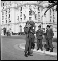 [US soldiers (101st Airborne) on leave in Nice, in the United States Riviera Rest Area (USRRA).] [Misidentified in logbooks as part of: Ordonnance Reims series.]