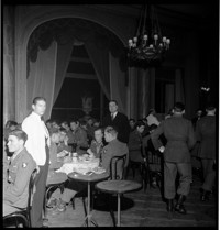 [US soldiers (101st Airborne) on leave in Nice, in the United States Riviera Rest Area (USRRA).] [Misidentified in logbooks as part of: Ordonnance Reims series.]