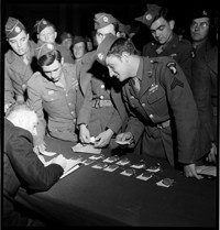 [US soldiers (101st Airborne) on leave in Nice, in the United States Riviera Rest Area (USRRA).] [Misidentified in logbooks as part of: Ordonnance Reims series.]