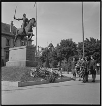 Ordonnance Reims [WACS laying wreaths at the statue of Joan of Arc, near the cathedral in Reims.]