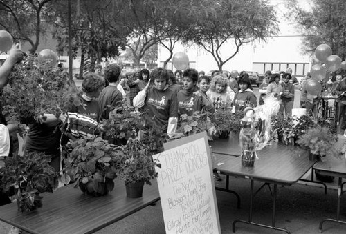 Women at 1986 y-Walk prize table