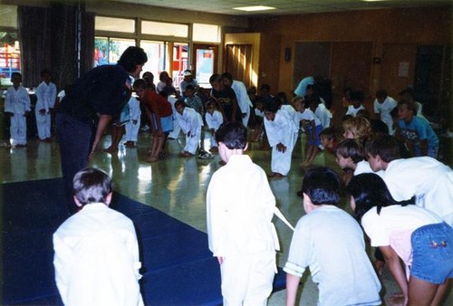 Children bowing to their instructor