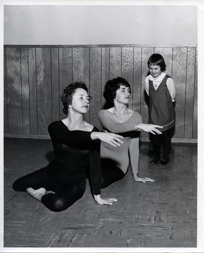 Mrs. John Goldsborough and another woman sitting in a ballet-like pose