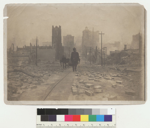 San Francisco earthquake 1906. [View down California St. from near Stockton St., Nob Hill. Refugees (?) carrying bundles. Ruins still smouldering.]