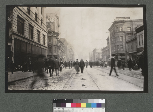 [Crowd in streets with fire in distance. Hale Brothers department store, left. Market St. near Sixth.]