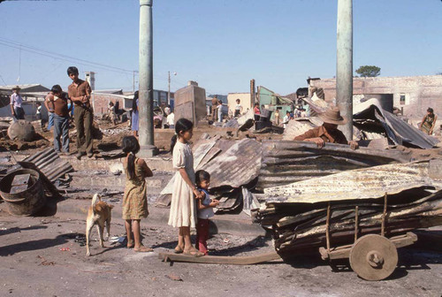 Civilians through debris, Berlín, 1983