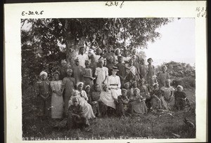 Anstaltsmädchen von Bonaku (Kam.) mit Frl. Bucher (unter einem Baum)